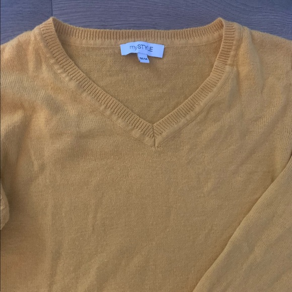 Yellow sweater - Picture 3 of 3